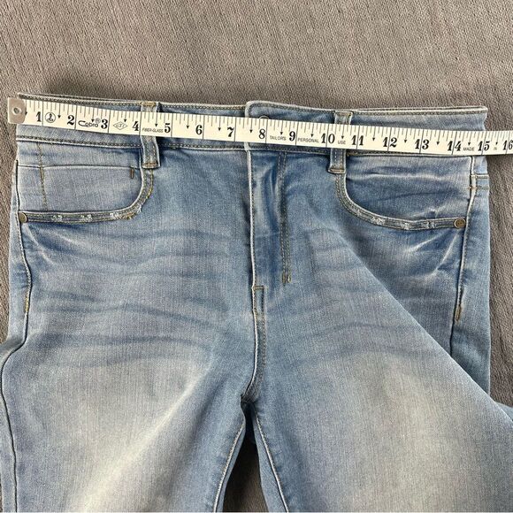 DKNY Women’s Light Wash Denim Bermuda Shorts Women’s Size 28 EUC - Picture 5 of 8